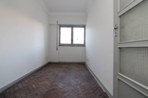 Apartamento T6+ 1, para remodelação total, na Rua Pascoal de Melo - Estefânia, Lisboa