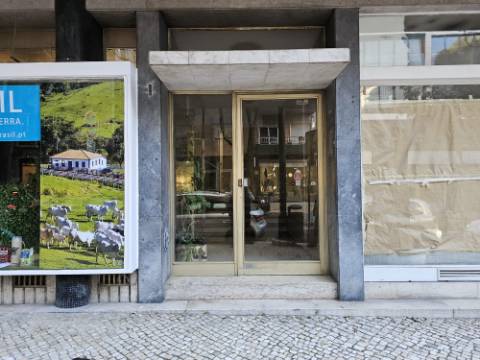 Apartamento T6+ 1, para remodelação total, na Rua Pascoal de Melo - Estefânia, Lisboa