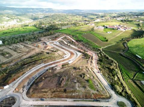 Novo apartamento T2, terraço e garagem box, junto ao centro Alcobaça