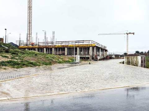Novo apartamento T2, terraço e garagem box, junto ao centro Alcobaça