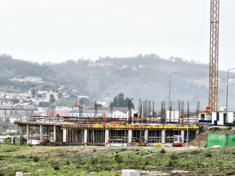 Novo apartamento T2, terraço e garagem box, junto ao centro Alcobaça
