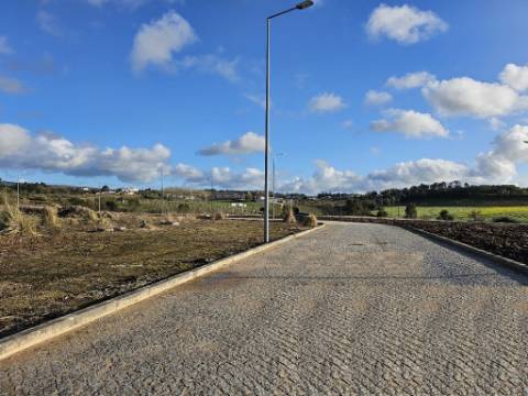 Novos apartamentos T3, varandas e garagem box, junto ao centro Alcobaça
