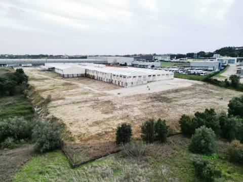Armazém Industrial com 12.000m2, em Torres Novas, Santarém