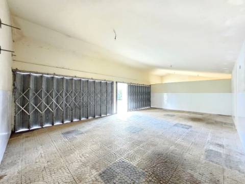 Moradia T5, piscina, e armazém, em Novais, Famalicão