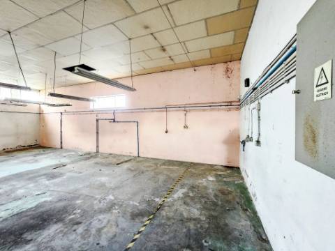 Moradia T5, piscina, e armazém, em Novais, Famalicão