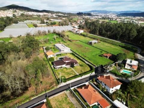 Moradia T5, piscina, e armazém, em Novais, Famalicão