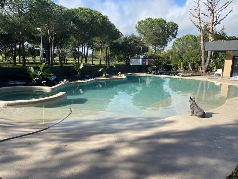 Magnifica moradia T4 com piscina na Urbanização Aroeira, em Santo Estevão