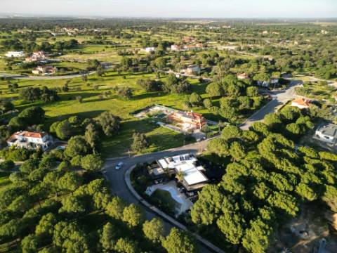 Magnifica moradia T4 com piscina na Urbanização Aroeira, em Santo Estevão