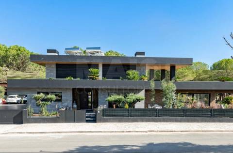 Magnifica moradia T4 com piscina na Urbanização Aroeira, em Santo Estevão