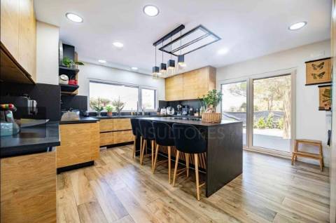 Magnifica moradia T4 com piscina na Urbanização Aroeira, em Santo Estevão