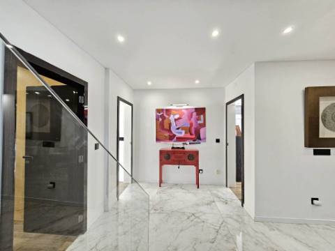 Magnifica moradia T4 com piscina na Urbanização Aroeira, em Santo Estevão