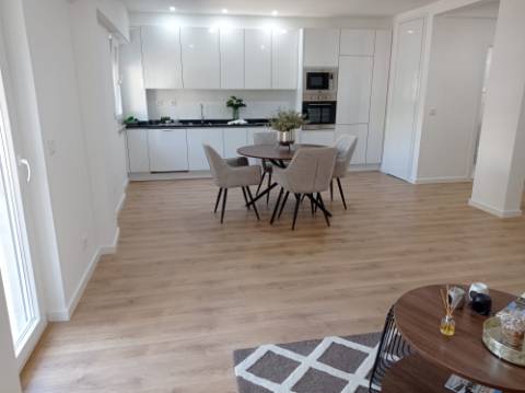 Apartamento T3 - totalmente remodelado, em Benfica