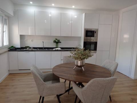 Apartamento T3 - totalmente remodelado, em Benfica