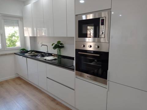 Apartamento T3 - totalmente remodelado, em Benfica