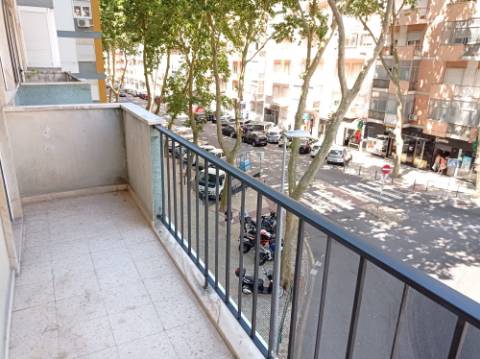 Apartamento T3 - totalmente remodelado, em Benfica
