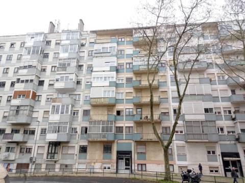 Apartamento T3 - totalmente remodelado, em Benfica