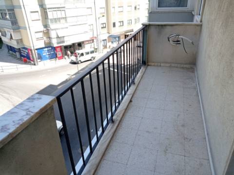 Apartamento T3 - totalmente remodelado, em Benfica