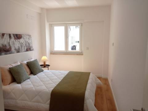 Apartamento T3 - totalmente remodelado, em Benfica