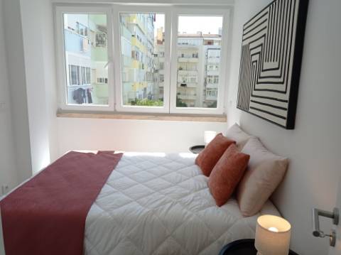 Apartamento T3 - totalmente remodelado, em Benfica