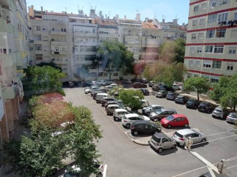 Apartamento T3 - totalmente remodelado, em Benfica
