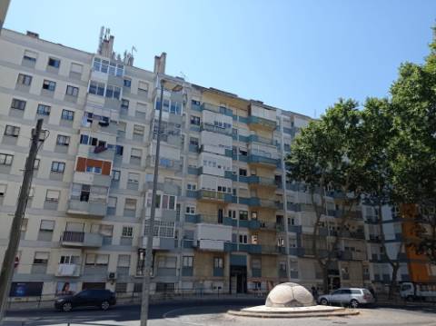 Apartamento T3 - totalmente remodelado, em Benfica