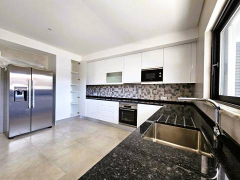 Apartamento T4 novo com 154,03m2, terraços no topo, garagem para 3 viaturas