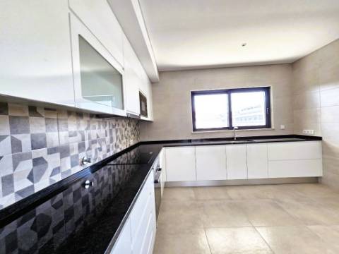 Apartamento T4 novo com 154,03m2, terraços no topo, garagem para 3 viaturas