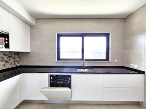 Apartamento T4 novo com 154,03m2, terraços no topo, garagem para 3 viaturas
