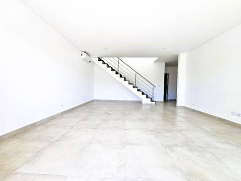Apartamento T4 novo com 154,03m2, terraços no topo, garagem para 3 viaturas