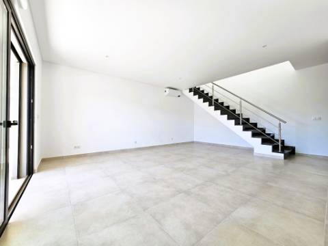 Apartamento T4 novo com 154,03m2, terraços no topo, garagem para 3 viaturas
