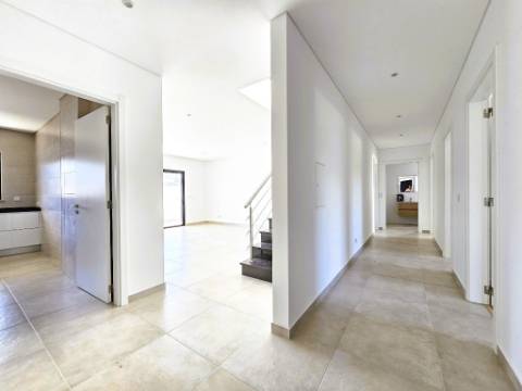 Apartamento T4 novo com 154,03m2, terraços no topo, garagem para 3 viaturas