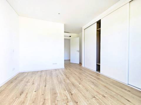 Apartamento T4 novo com 154,03m2, terraços no topo, garagem para 3 viaturas