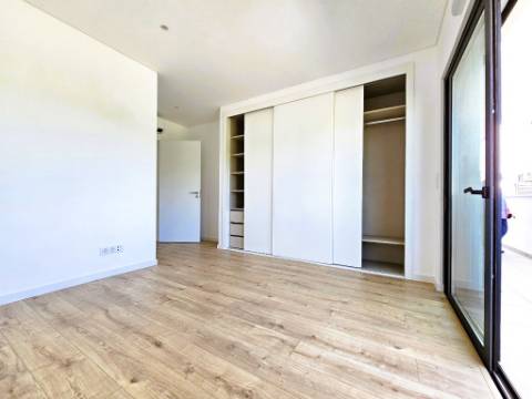Apartamento T4 novo com 154,03m2, terraços no topo, garagem para 3 viaturas
