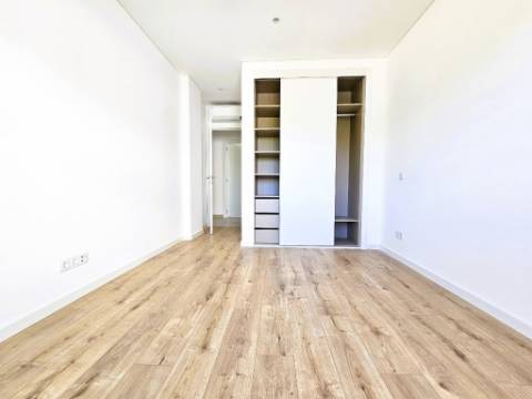 Apartamento T4 novo com 154,03m2, terraços no topo, garagem para 3 viaturas