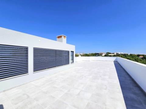 Apartamento T4 novo com 162,67m2, terraço no topo, garagem para 3 viaturas