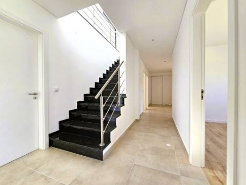Apartamento T4 novo com 162,67m2, terraço no topo, garagem para 3 viaturas