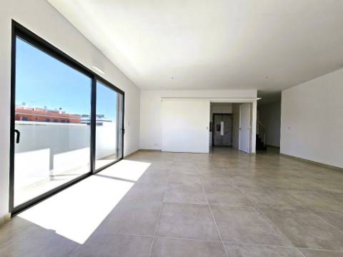 Apartamento T4 novo com 162,67m2, terraço no topo, garagem para 3 viaturas