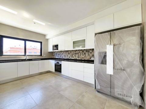 Apartamento T4 novo com 162,67m2, terraço no topo, garagem para 3 viaturas