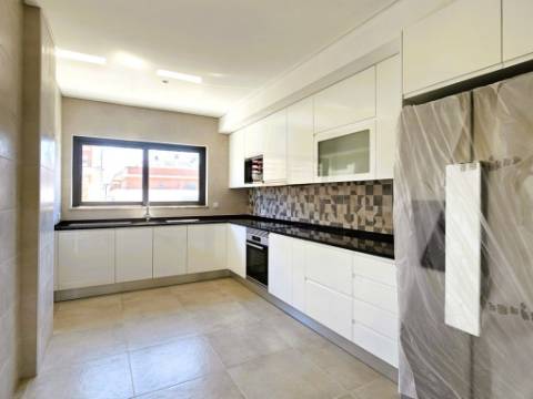 Apartamento T4 novo com 162,67m2, terraço no topo, garagem para 3 viaturas