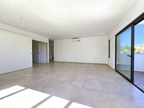 Apartamento T4 novo com 162,67m2, terraço no topo, garagem para 3 viaturas