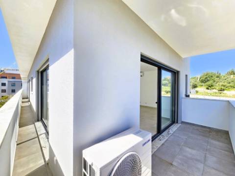 Apartamento T4 novo com 162,67m2, terraço no topo, garagem para 3 viaturas