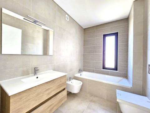 Apartamento T4 novo com 162,67m2, terraço no topo, garagem para 3 viaturas