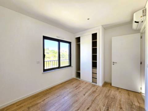Apartamento T4 novo com 162,67m2, terraço no topo, garagem para 3 viaturas