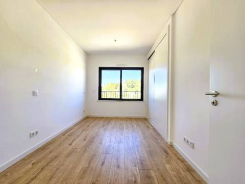 Apartamento T4 novo com 162,67m2, terraço no topo, garagem para 3 viaturas