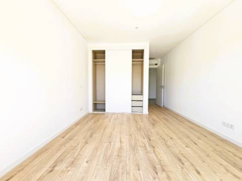 Apartamento T4 novo com 162,67m2, terraço no topo, garagem para 3 viaturas