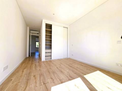 Apartamento T4 novo com 162,67m2, terraço no topo, garagem para 3 viaturas