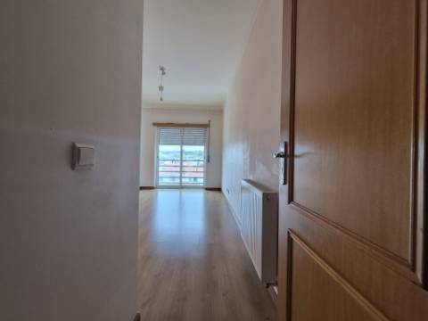 Apartamento T2 localizado no Feijó, Almada.