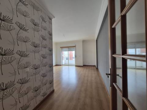 Apartamento T2 localizado no Feijó, Almada.