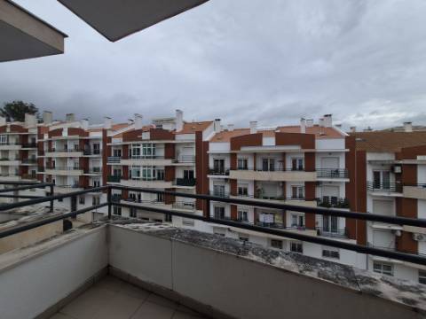 Apartamento T2 localizado no Feijó, Almada.