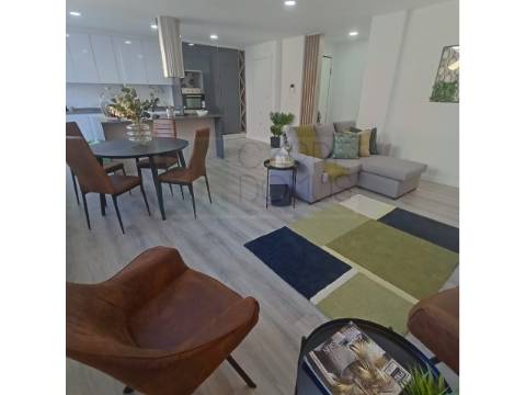 Apartamento T3 - totalmente renovado, em Benfica